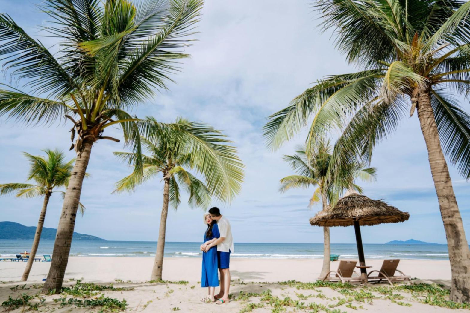 Beratungsraum mit warmem Licht und bequemen Sitzgelegenheiten für vertrauliche Gespräche